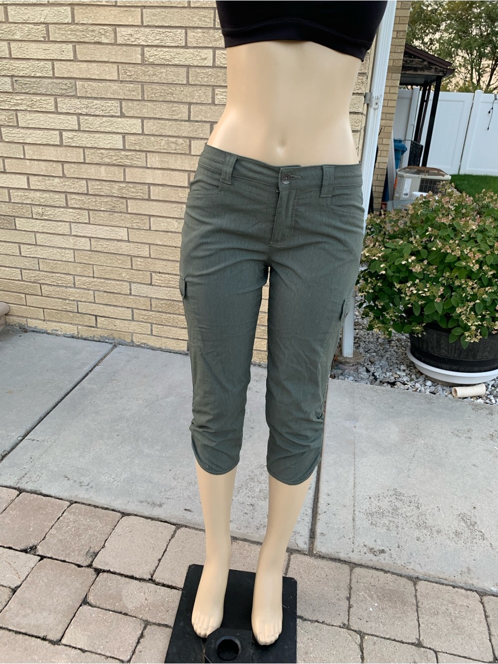 Eddie Bauer Women's Olive Green Crop Cargo pants size 6
